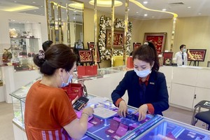 Gold extends losing trend