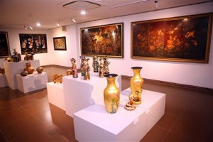 Da Nang hosts exhibition of Vietnamese lacquer paintings