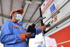 Gasoline prices drop sharply to just above VND20,000 per liter