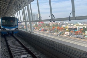 Test run of elevated section of Metro Line No.1 Ben Thanh - Suoi Tien