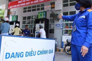 E5 RON92 gasoline drops to below VND20,000 per liter