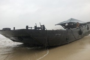 Ghost boat found to be drifted ashore in Quang Tri