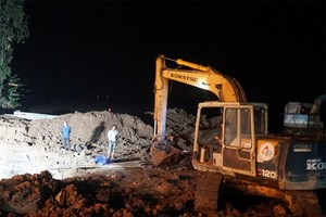 Rescuers strive to save boy trapped in 35-meter-deep hollow concrete pillar