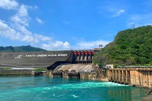 PM inspects expansion project of Hoa Binh Hydropower Plant