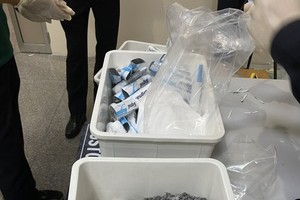 Insufficient evidence to charge four flight attendants for drug transport