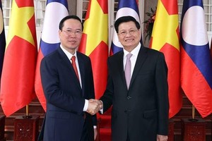 President holds talks with Party General Secretary, President of Laos