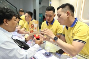 SJC gold rises VND300,000 per tael despite sharp drop in global gold price