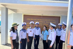 Working Delegation No. 5 from HCMC wraps up visit to Truong Sa, DK1 rig