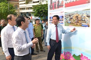HCMC holds photo exhibition on National Reunification Day