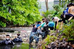 Young people’s efforts in reviving dead canals in Hanoi