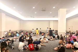 Hanoi residents flock to supermarkets due to power outages