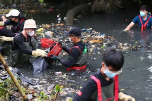 Young people join hands to clean up trash-choked canals