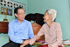 HCMC leaders visit, present gifts to Vietnamese Heroic Mothers in Cu Chi