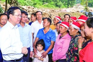 President visits families affected by flash flood in Lao Cai Province