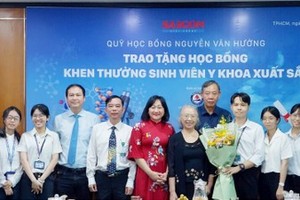 Nguyen Van Huong Scholarship gives VND200 mil to outstanding medical students