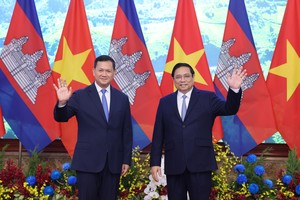 Vietnamese, Cambodian PMs discuss measures to boost bilateral ties
