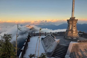 Chilly weather returns to Hanoi, frost blankets Fansipan summit