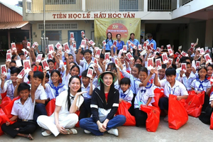 New Year gifts, scholarships bring joy to Cambodians of Vietnamese origin