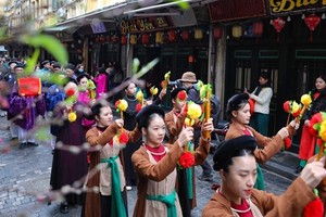 Traditional Tet rituals take place in Hanoi Old Quarter