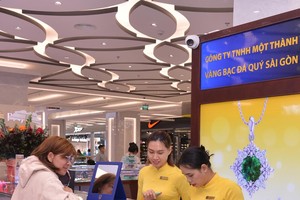 Domestic gold price plummets in tandem with global price