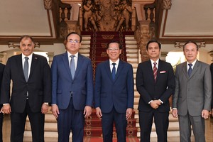 HCMC Chairman hosts new Consuls General of Cambodia, Laos, Malaysia, Kuwait