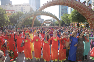 More than 5,000 people join collective Ao Dai parade at HCMC