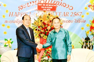 HCMC leaders extend congratulations on Lao traditional New Year