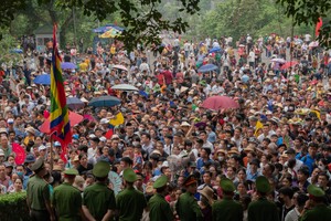 Tens of thousands of people flock to Hung Kings Temple