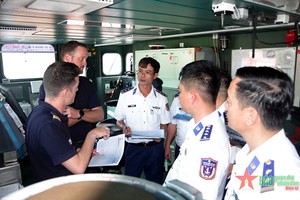 Vietnam Coast Guard, French navy's ship hold joint exercise