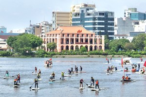 Residents, tourists enthusiastically participate in HCMC River Festival