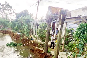Three canal bank erosion incidents in Hau Giang, Long An