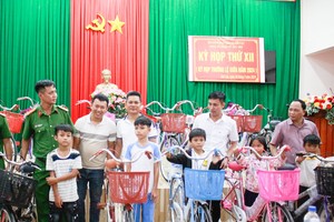 Local man refurbishes, donates bicycles to help poor students in Quang Ngai