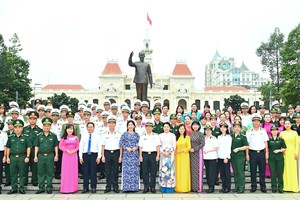 Border, island officials, soldiers visit historical sites in HCMC