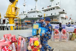 Naval Region 2 prepares Tet gifts, essential supplies for visit to DK1 platforms