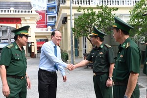 HCMC leaders visit, convey Tet wishes to military units