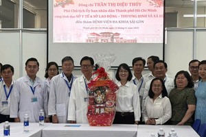 HCMC leaders extend Lunar New Year greetings to healthcare facilities