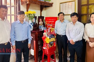 HCMC leaders' delegation visits family of former Party leader for Tet