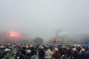 Dense fog engulfs Hanoi for fifth consecutive day