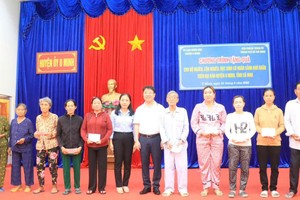 HCMC Party Committee Office supports poor households in Ca Mau