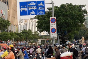 Taxis, stores face more difficulties with no-stopping, no-parking sign increase