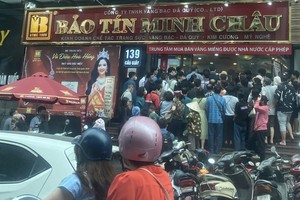 Gold shops in Hanoi run out of stock, issue 'purchase receipts' instead