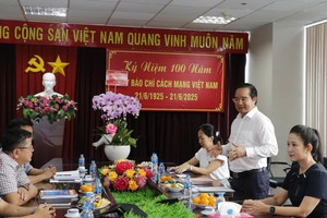 HCMC delegation visits press agencies on revolutionary journalism centennial