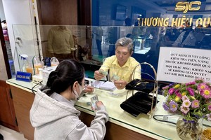 SJC gold soars to record high of VND129 million per tael