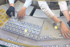 Plain gold ring prices fall while global gold rebounds