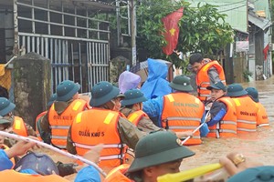 Torrential rain floods many areas in Da Nang, dozens of households evacuated