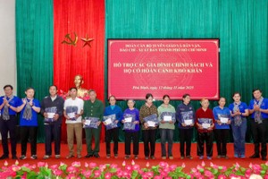 HCMC delegation presents gifts to disadvantaged, policy families in Thai Nguyen