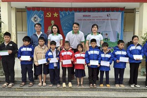 SGGP Newspaper delivers aid to students in Da Nang’s flood-stricken areas
