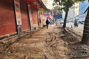 Hanoi residents frustrated by repeated sidewalk tear-ups