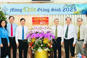 HCMC leaders extend Christmas greetings to religious communities