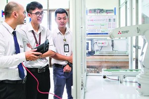 Students of the automation major in their practice lesson to control robots. (Photo: SGGP)